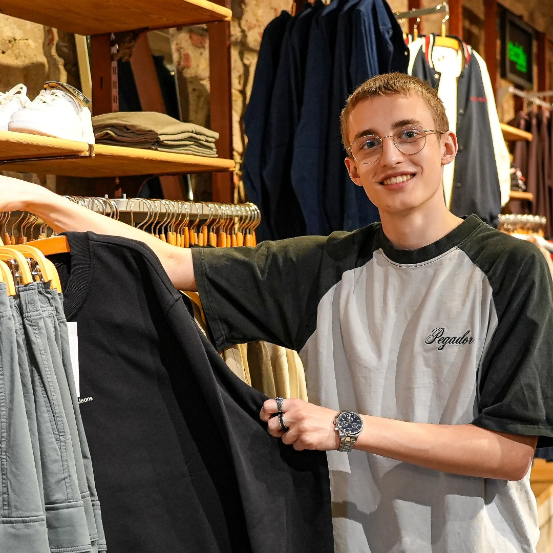 Ein Azubi präsentiert neue Kollektion