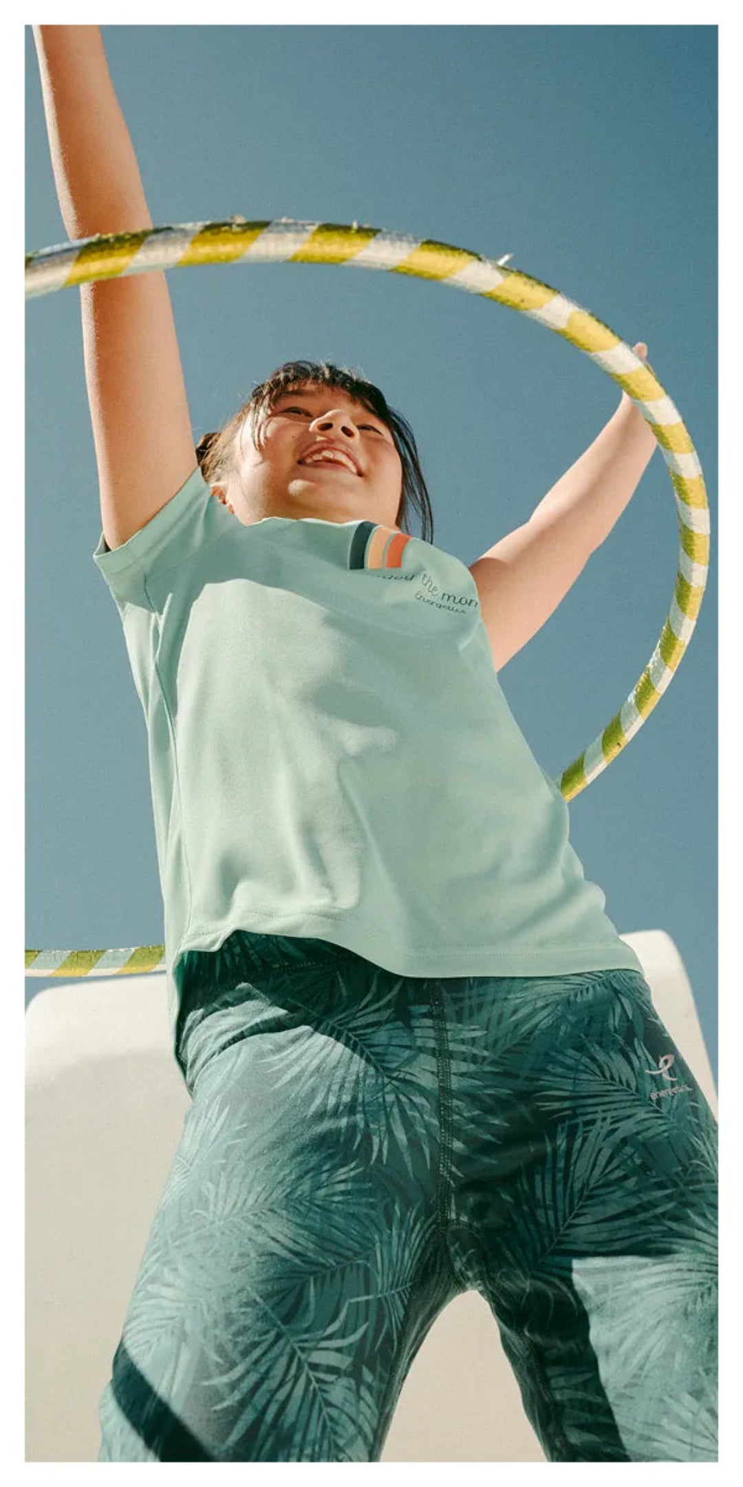 Ein Mädchen hat Freude mit Ihrem Hula-Hupp Reifen.