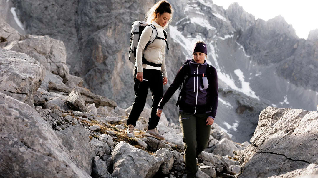 Zwei Frauen wandern in den Bergen