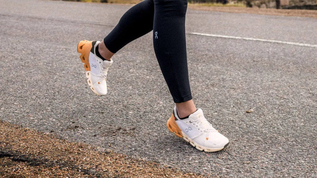 Frau läuft mit ihren Sportschuhen auf der Straße