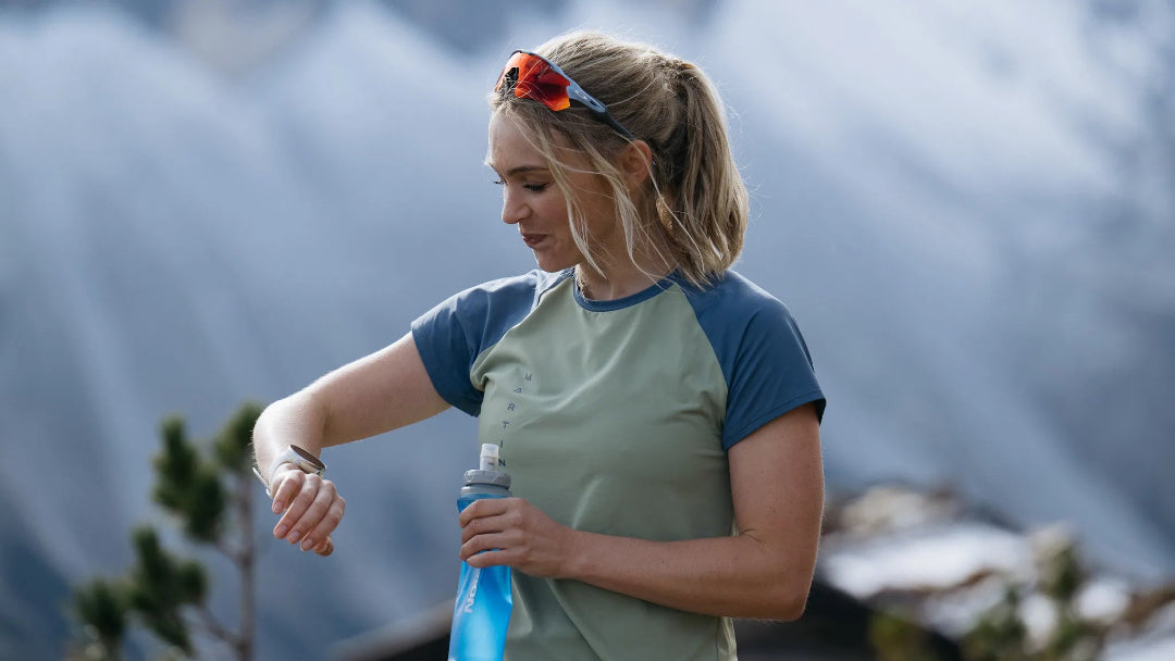 Eine Frau checkt ihre Sportarmbanduhr