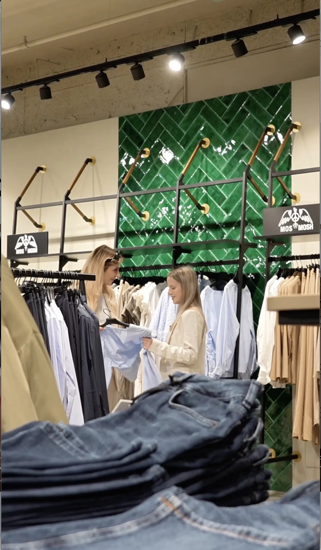 Kundengespräch im FREY Modehaus: Lea zeigt ein Damenhemd – Azubi-Alltag in der Ausbildung im Einzelhandel Mode.