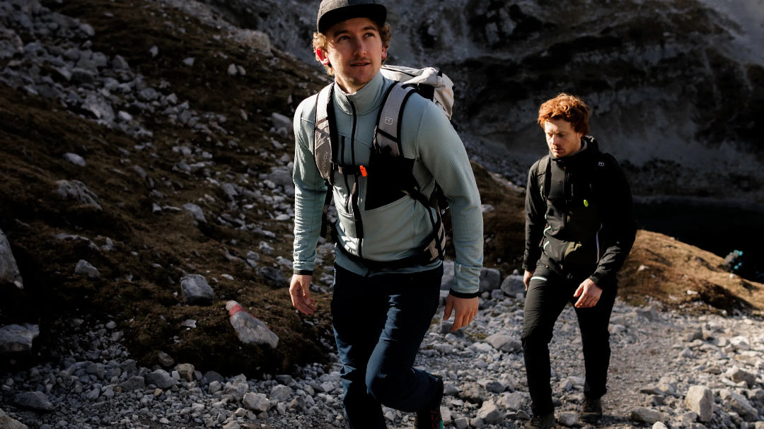 Zwei Männer wandern auf einen Berg
