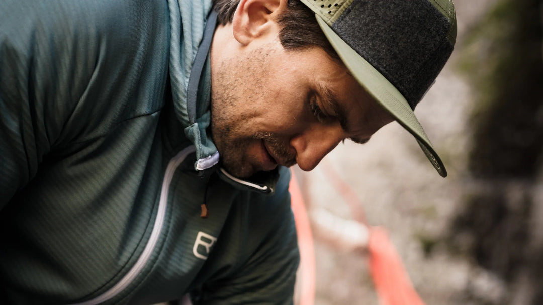 Ein Mann packt gerade etwas in seinen Wanderrucksack