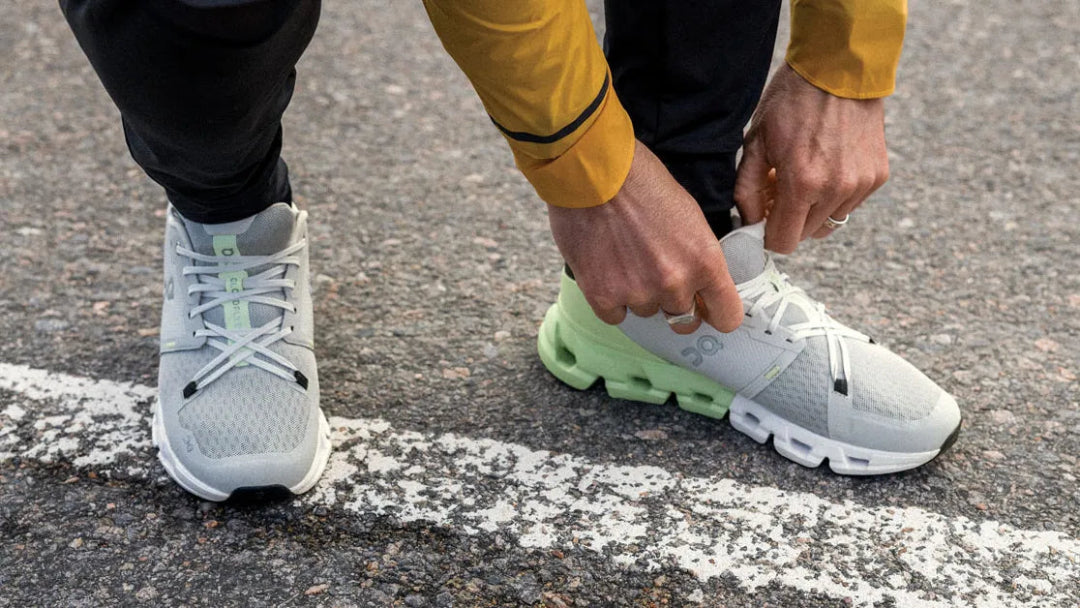 Ein Mann richtet gerade seine Sportschuhe