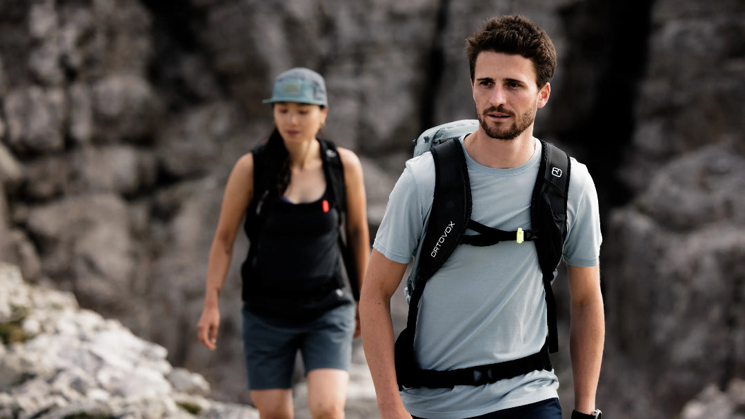 Zwei Menschen sind gerade am Wandern