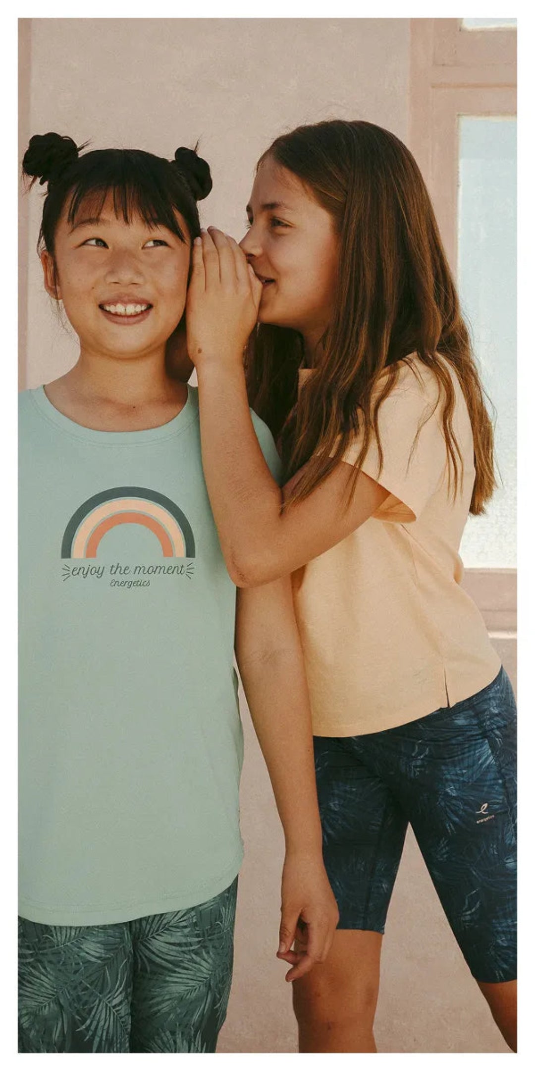 Zwei Mädchen beim Sport.