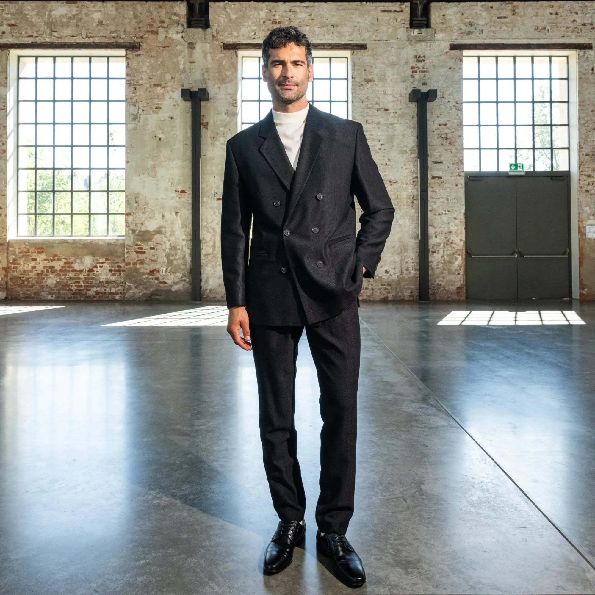 Das Model im eleganten schwarzen Anzug.