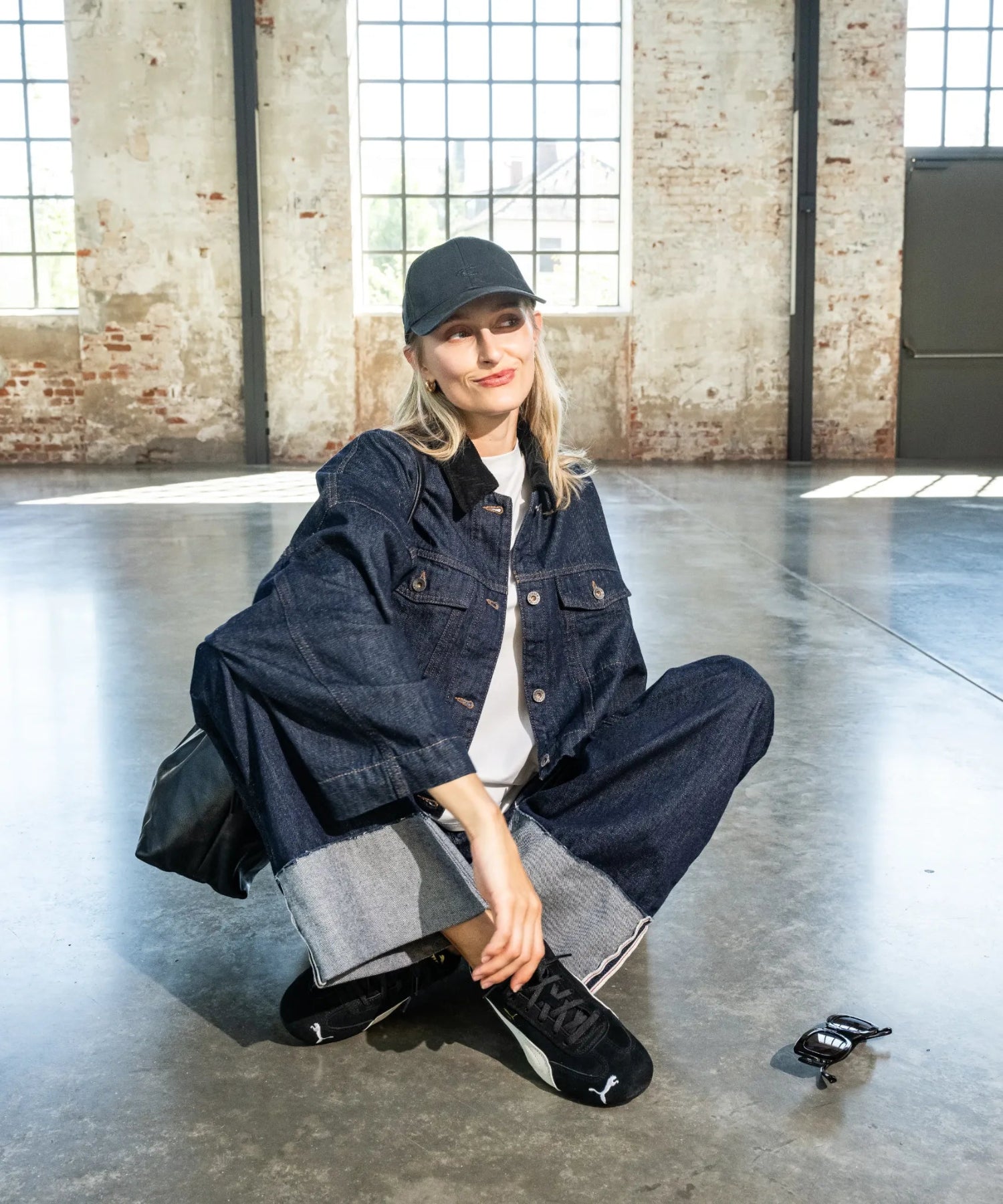 Das Model im Jeans-Outfit.