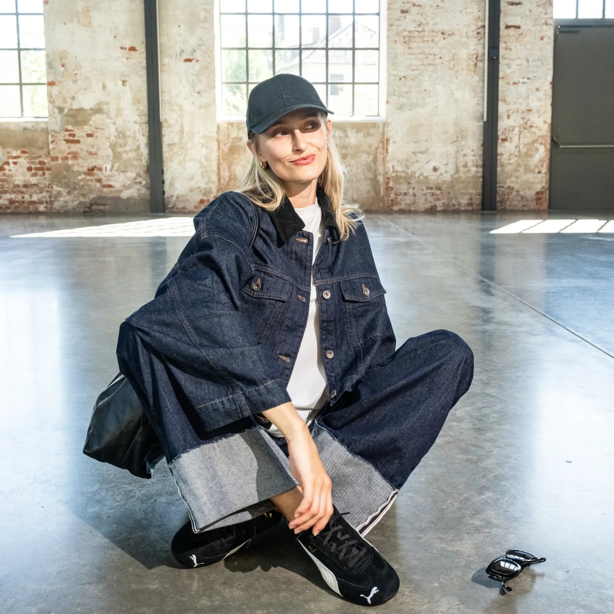 Das Model im Jeans-Outfit.