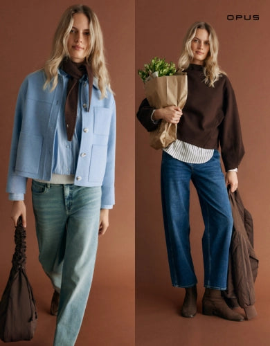 OPUS Damenmode Kampagnenbild mit zwei Frauen in modernen Herbstoutfits vor einfarbigem Hintergrund