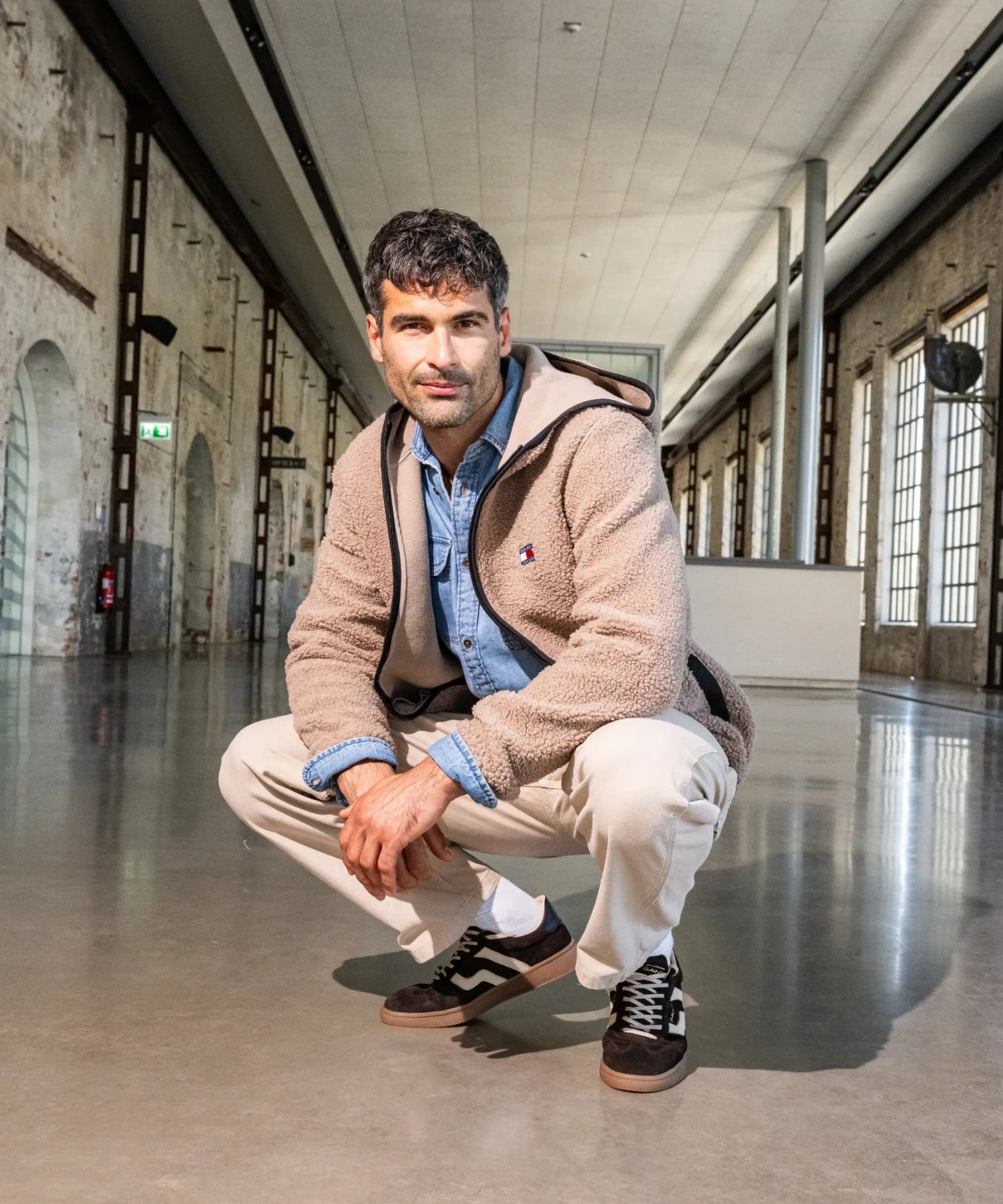 Das Model trägt eine Teddyjacke.