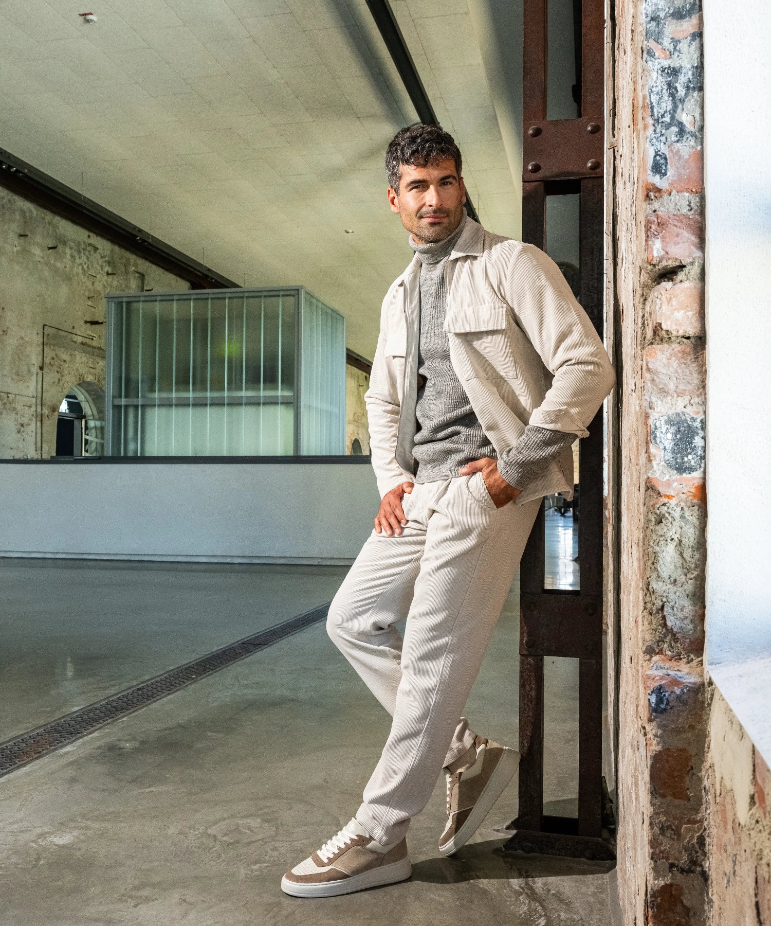 Das Model trägt einen sportlichen Anzug