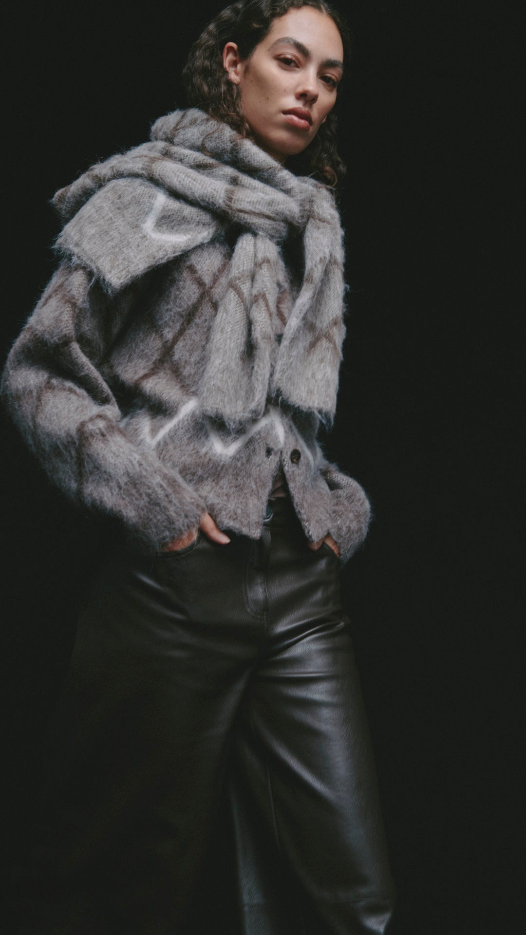 OPUS Karo-Strickjacke Nahaufnahme: Schalkragen und Knopfleiste im Detail bei FREY Mode