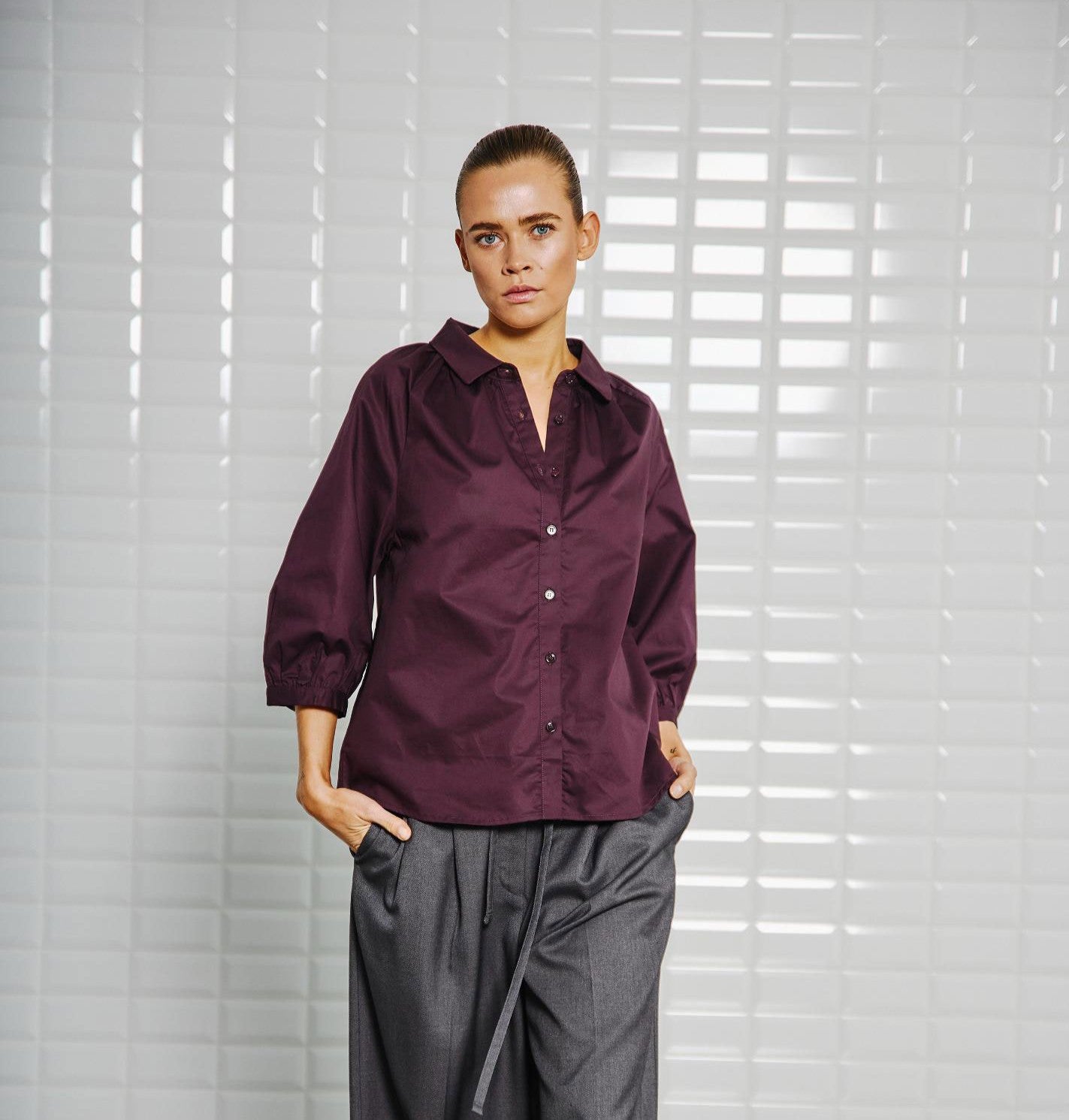 with black Hemdblusen bordeaux