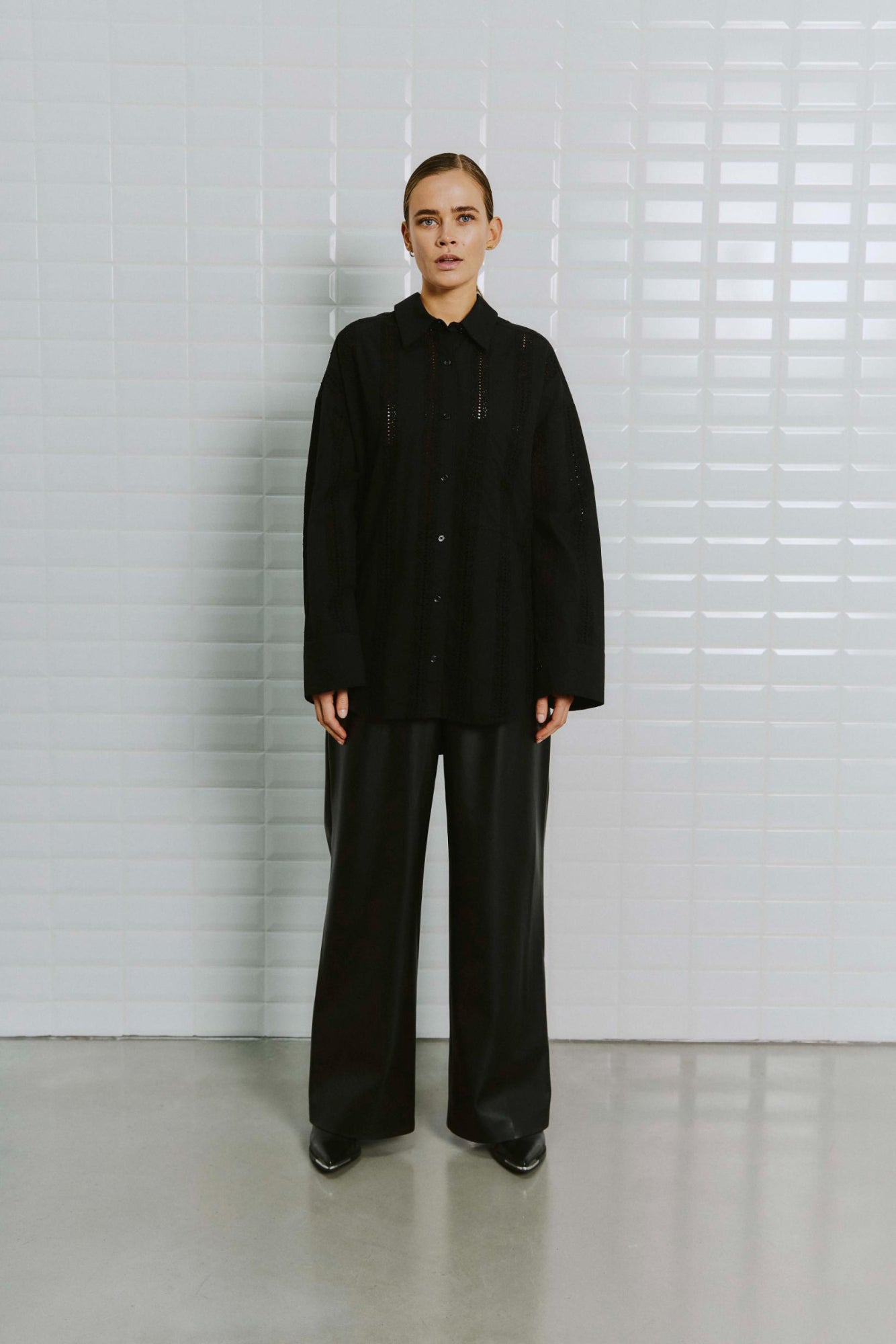 with black Hosen schwarz