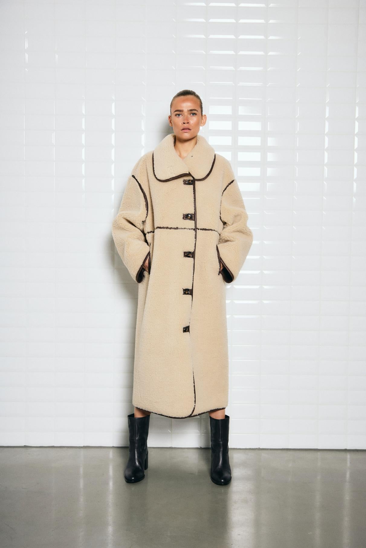 with black Mäntel beige
