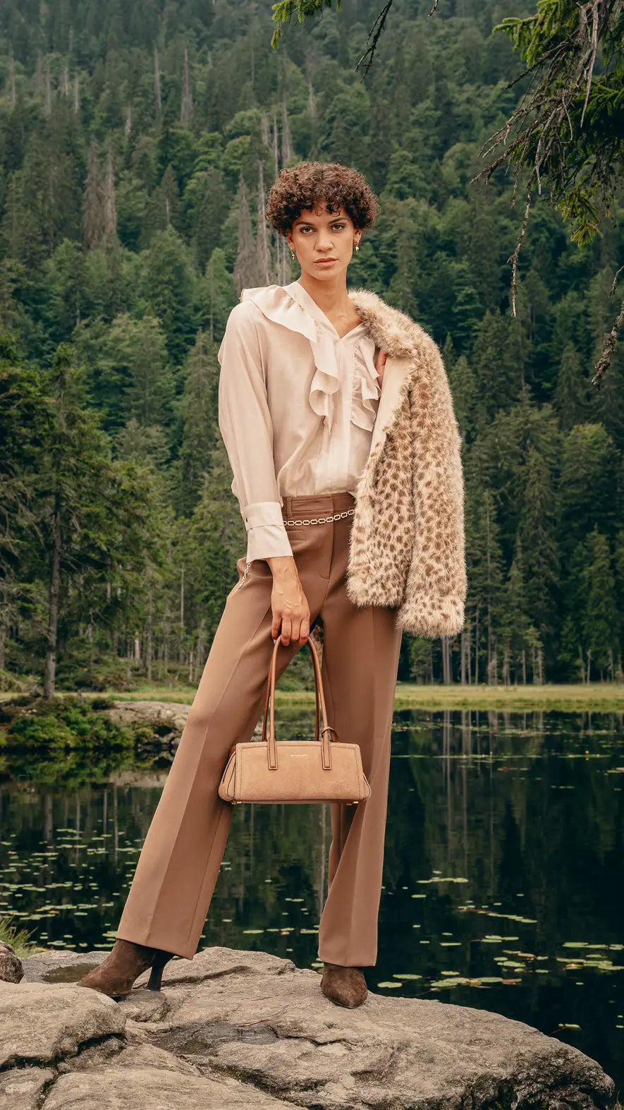Frau trägt Satinbluse mit Volants und Kunstfelljacke mit Leo-Muster – Herbst-Outfit 2026 von FREY Mode