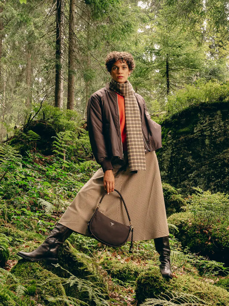 Frau trägt Karo-Midirock, Wendejacke und Bluse in Braun – Herbst-Outfit 2026 von FREY Mode