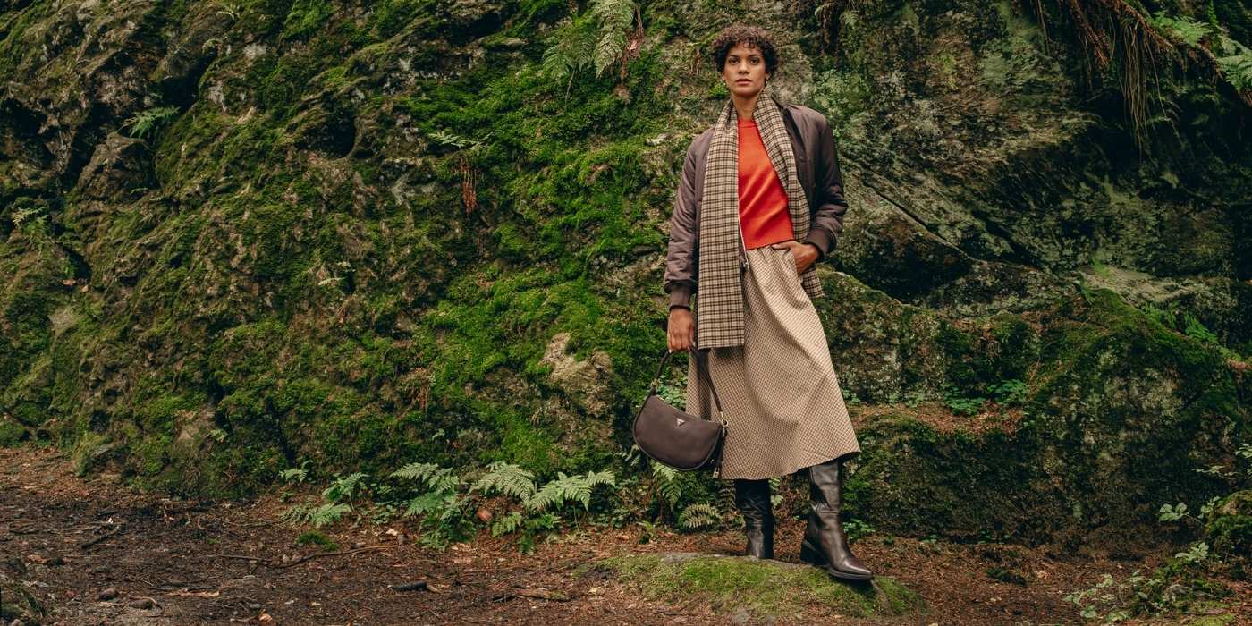 Zwei Damen in aktuellen FREY Damenmode Outfits mit Strick, Satinrock und Mantel für moderne Herbst Winter Looks.