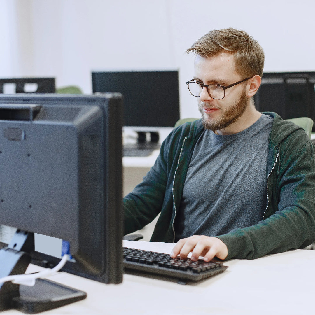 Ein Azubi arbeitet an einem Computer