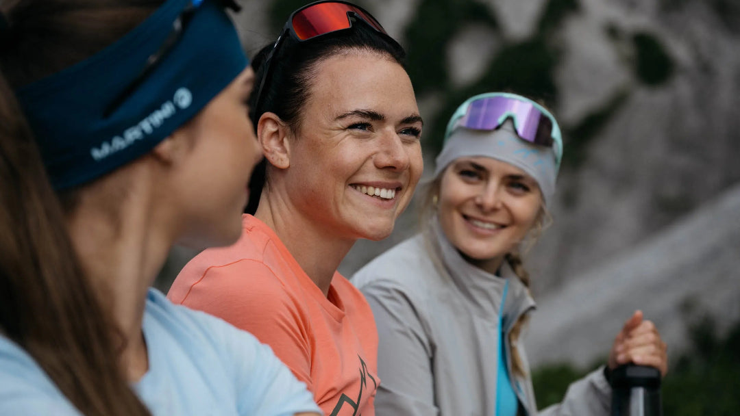 Drei Frauen haben Spaß beim Wandern