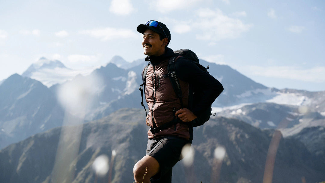 Ein Mann genießt den Ausblick vom Berg