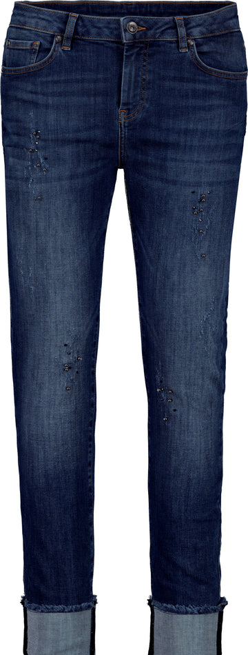 Jeans mit Perlenschmuck