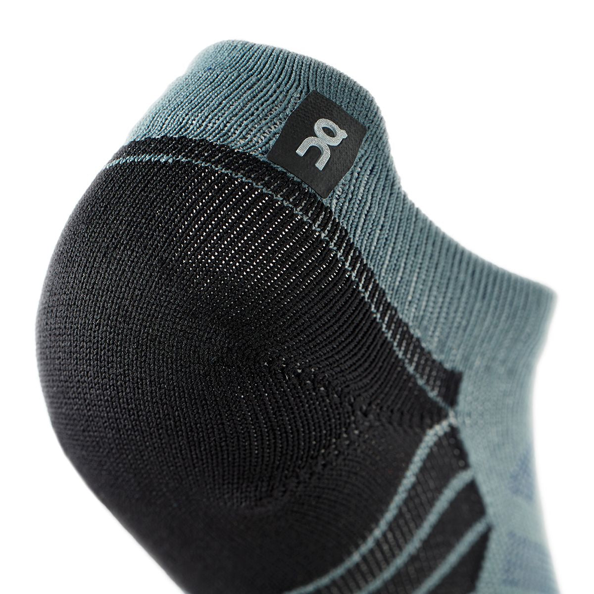 On Socken, Strümpfe  grau
