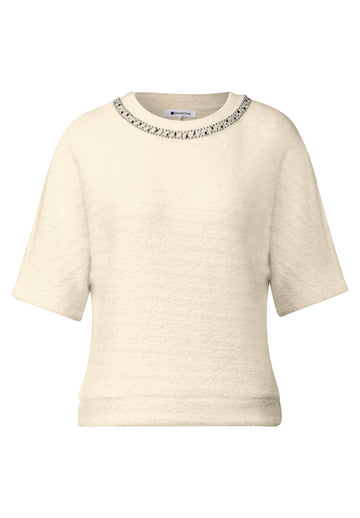 Kuscheliges Shirt mit Schmucksteinen