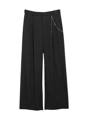 Nadelstreifenhose mit Kettendetail