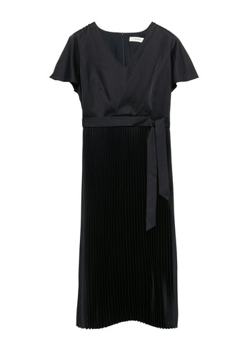 Satinkleid mit fließenden Ärmeln