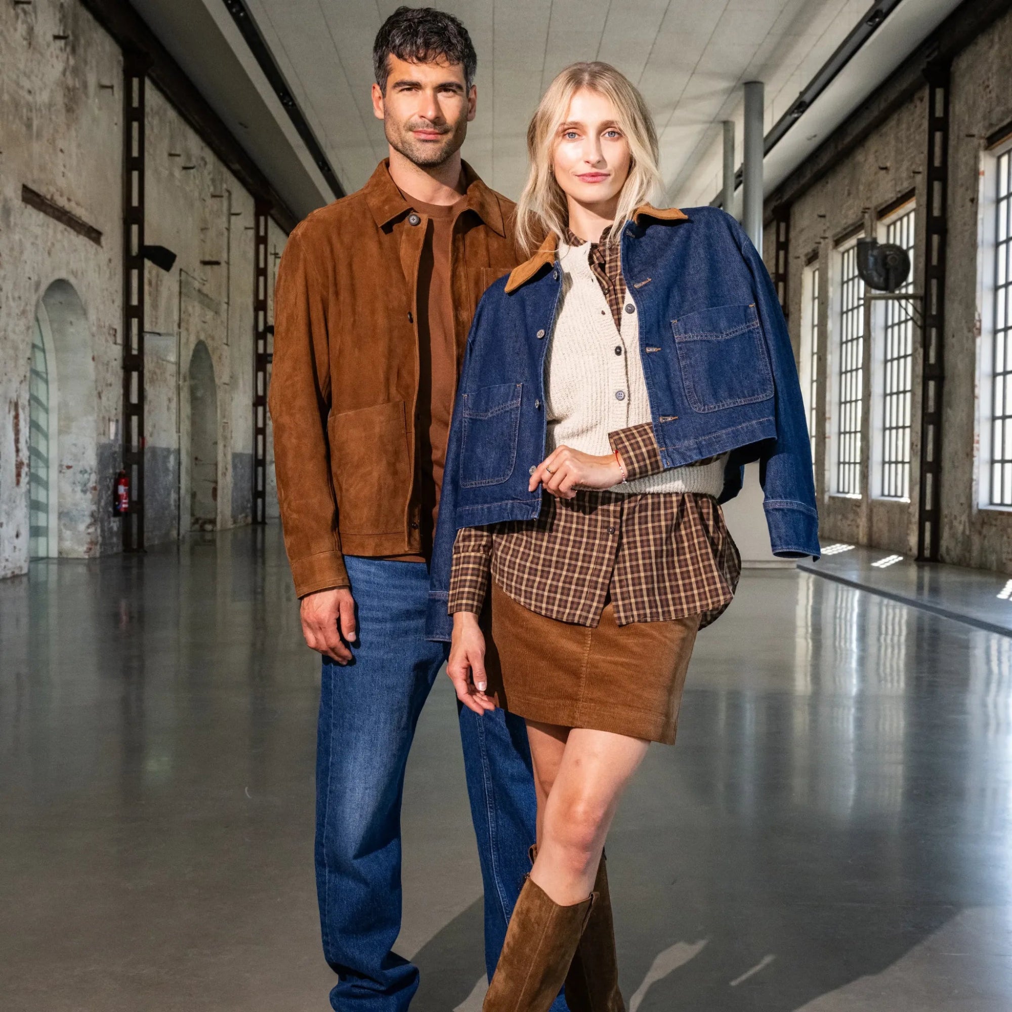 Paar in Jeans- und Cord-Look.