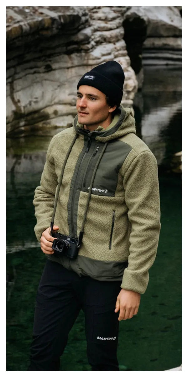 Der Mann trägt ein sportliches Wanderoutfit.