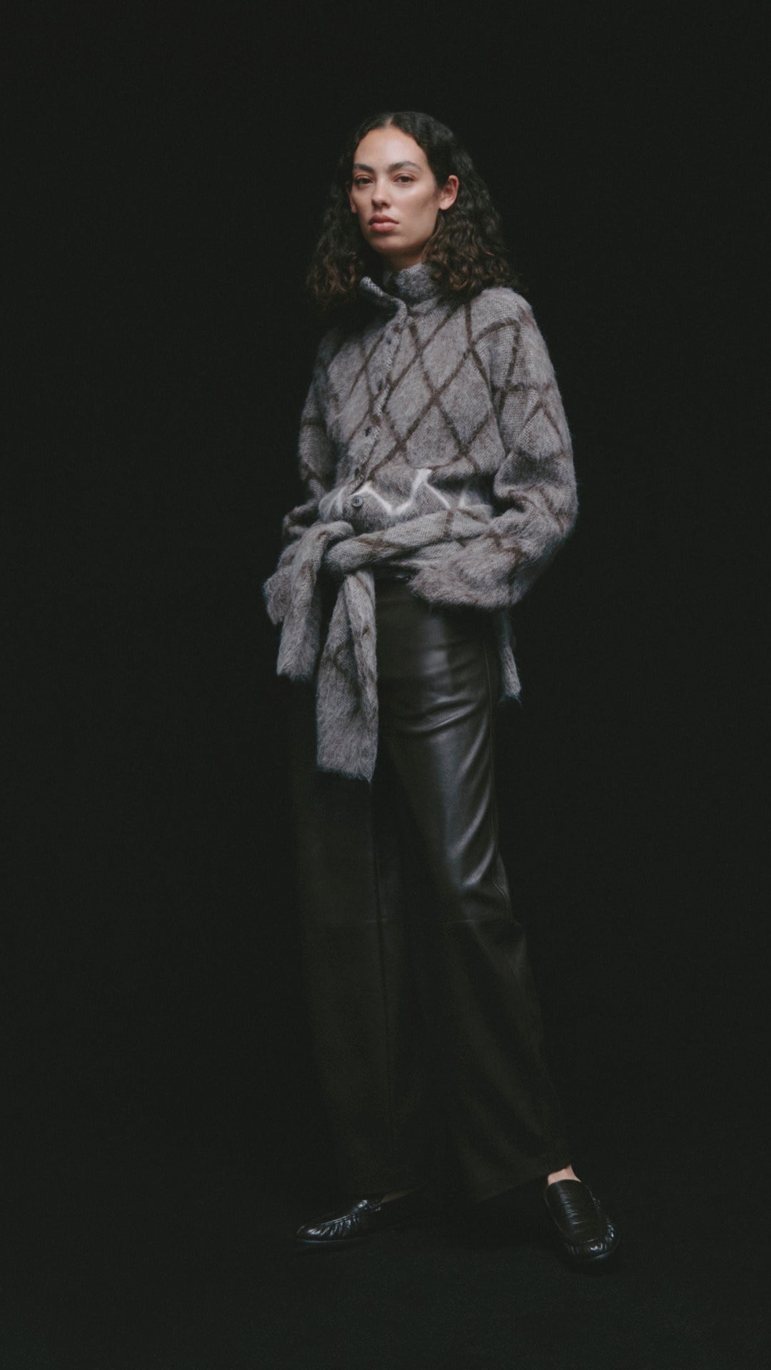 OPUS Karo-Cardigan mit Schaldetail und schwarzer Lederhose, kombiniert mit Loafern bei FREY Mode