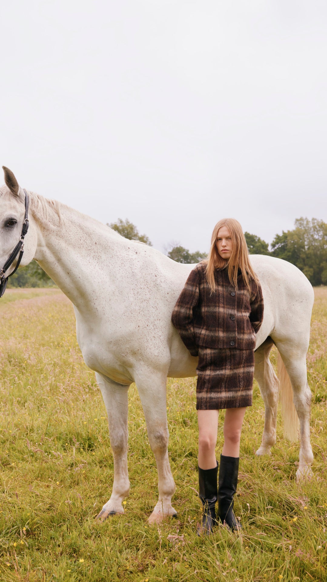  OPUS Karo-Mantel im Landhausstil mit weißem Pferd auf herbstlicher Wiese bei FREY Mode