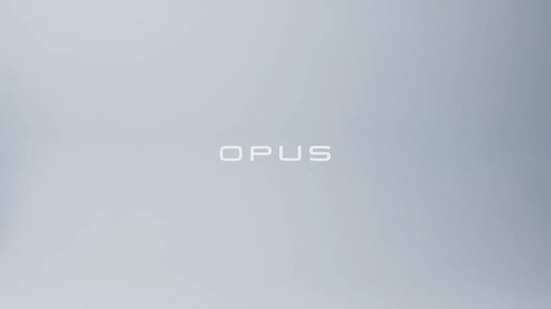 Kampagnenvideo von Opus: Eine Frau präsentiert verschiedene Outfits aus der neuen Frühjahrs-Kollektion - Desktop