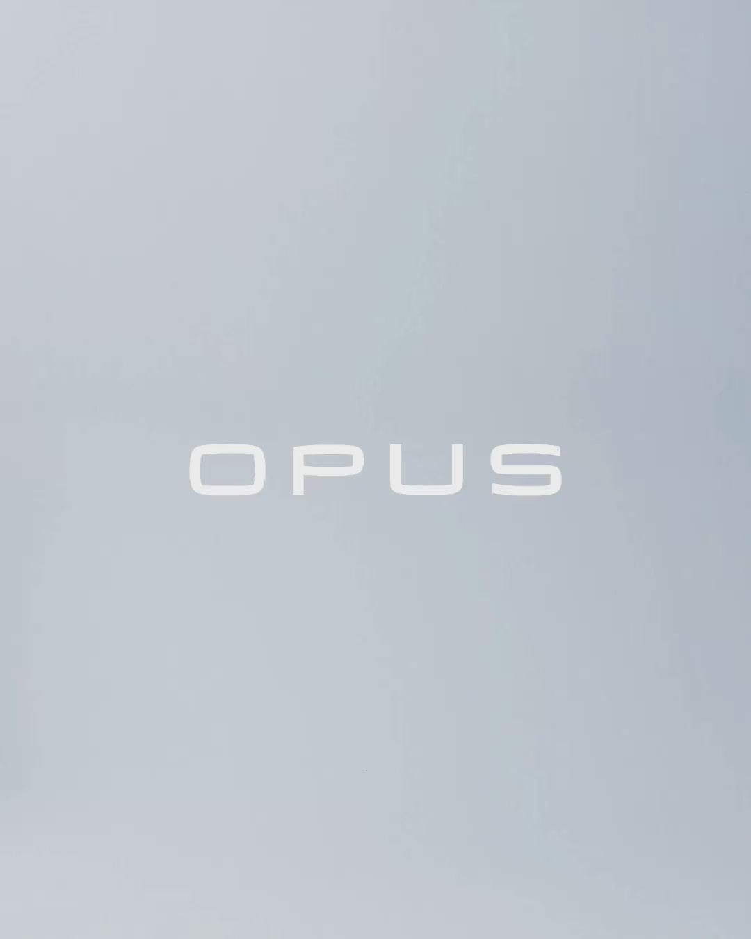 Kampagnenvideo von Opus: Eine Frau präsentiert verschiedene Outfits aus der neuen Frühjahrs-Kollektion - Mobile
