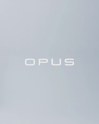 Kampagnenvideo von Opus: Eine Frau präsentiert verschiedene Outfits aus der neuen Frühjahrs-Kollektion - Mobile