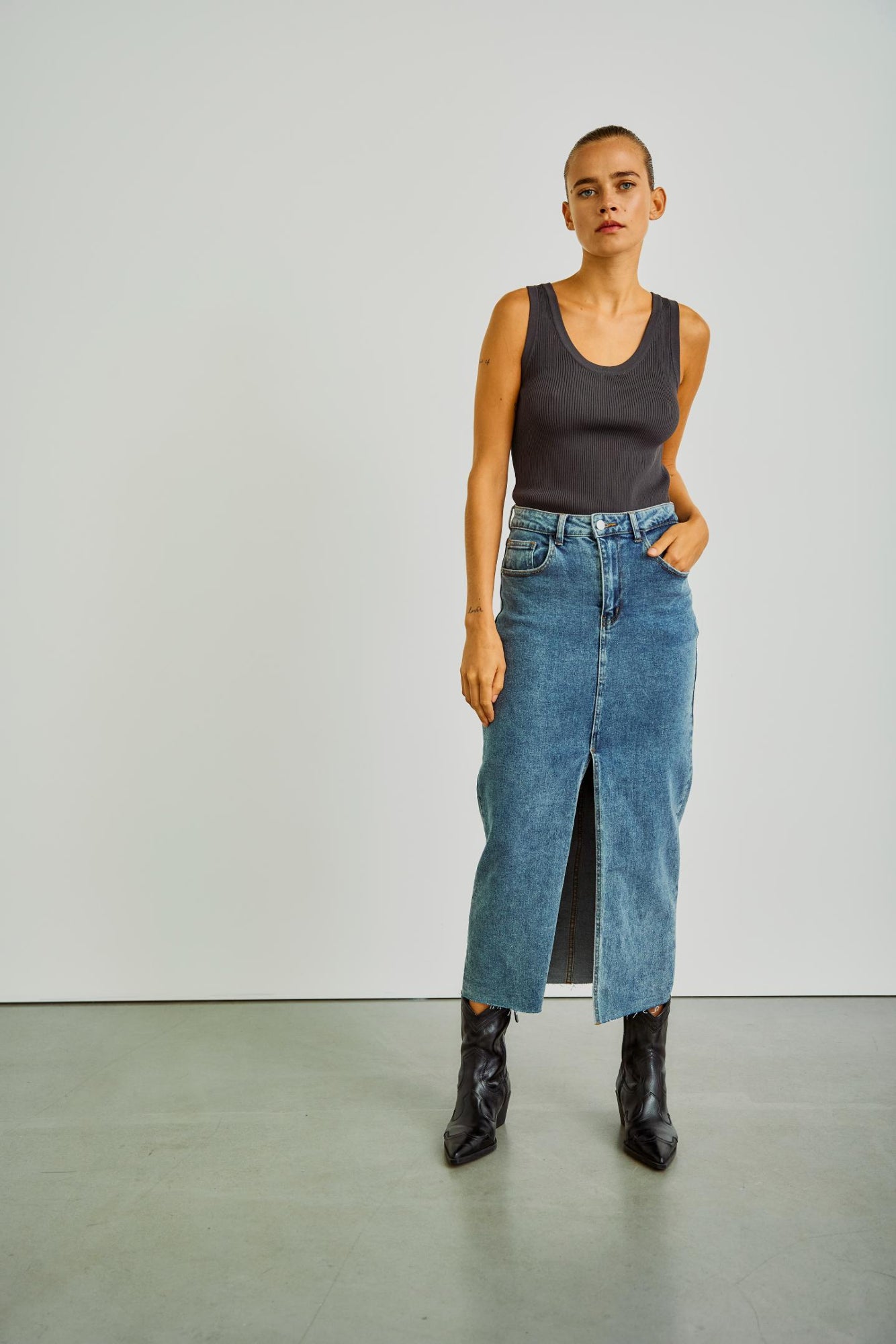 with black Röcke  blau